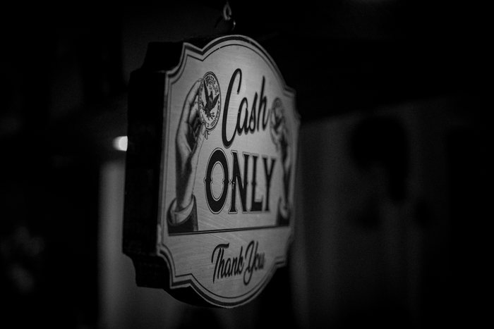 Schild «Cash only» im Laden von Mad Max Barber in Lachen